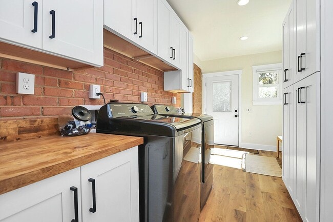 Building Photo - Fully Updated & Furnished Gem in the Heart of Starmount!