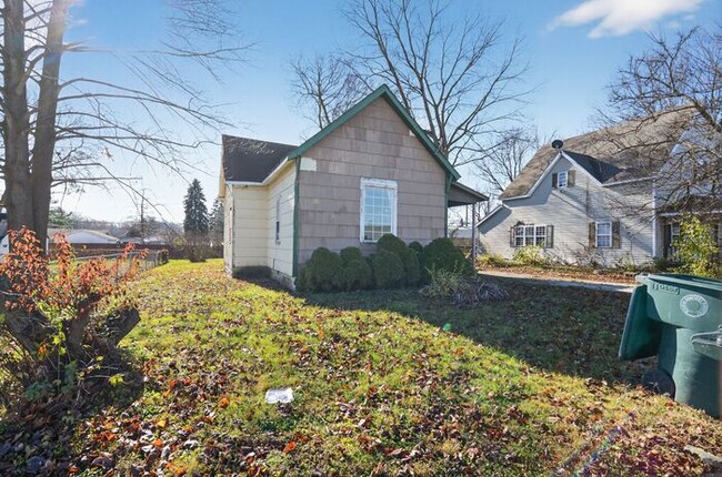 Building Photo - 2405 W 10th St