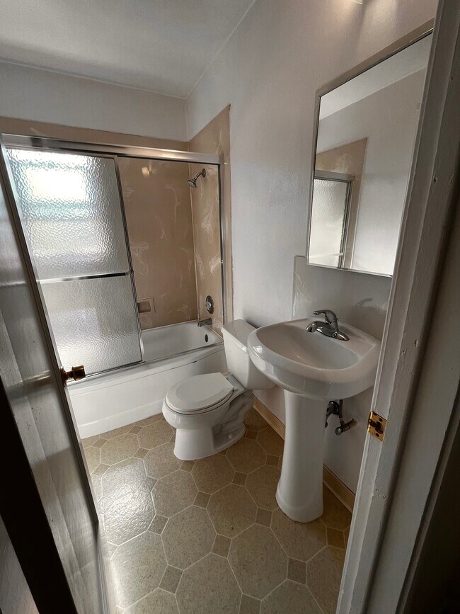 Building Photo - 6121 Fresno Ave