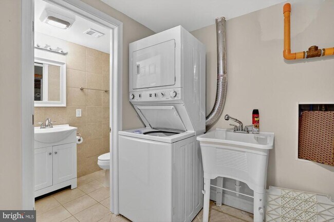 Building Photo - 1802 E Huntingdon St