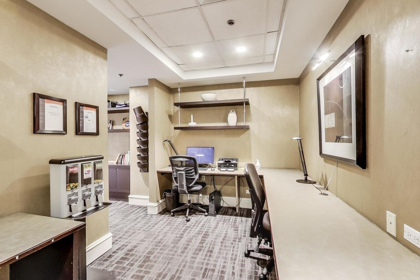 Building Photo - 33 W Delaware Pl