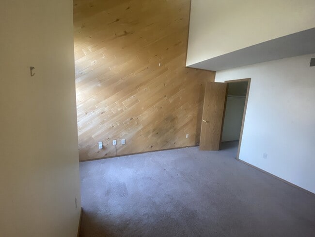 Building Photo - Charming Condo with a Loft!