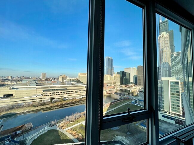 Building Photo - 725 S Wells St