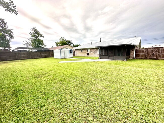 Building Photo - Convenient to Tyndall, less than a block t...