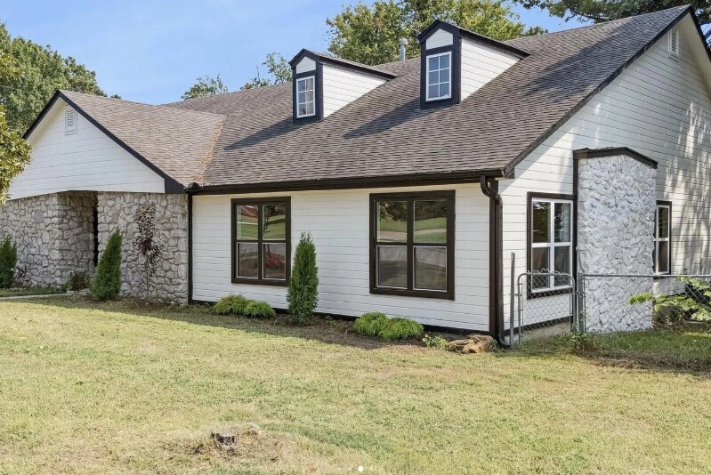 Building Photo - 610 W Fairview St