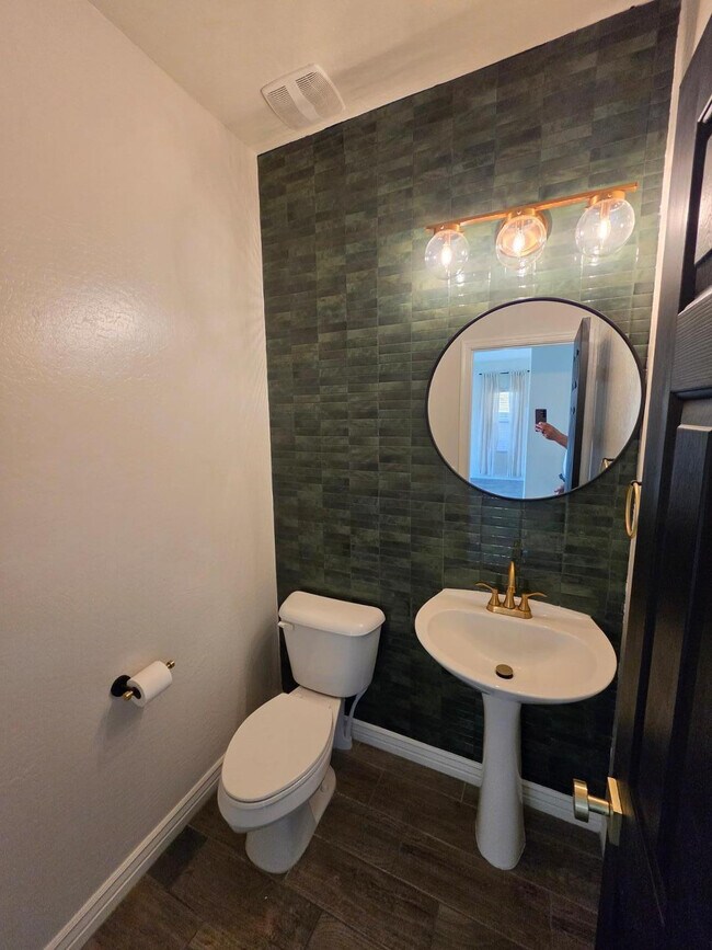 Building Photo - 2756 E Hickory St