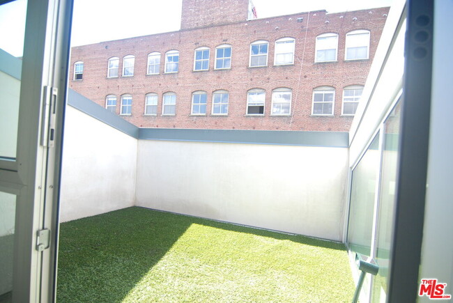 Building Photo - 940 E 2nd St