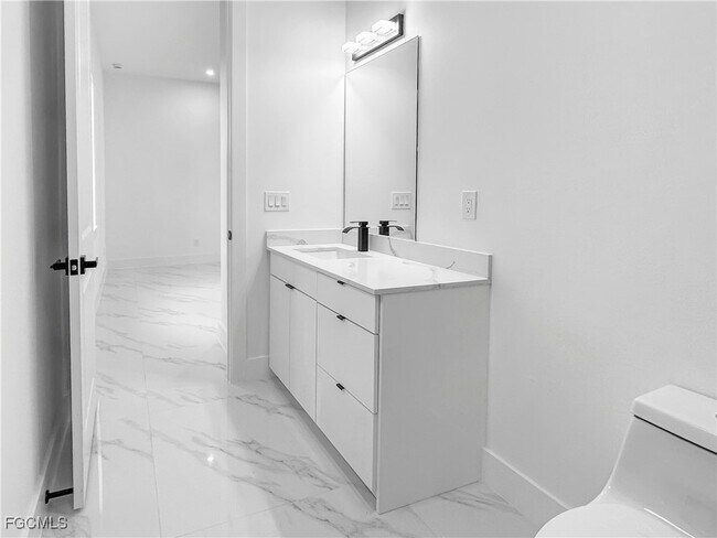 Building Photo - 916 Sara Ave N