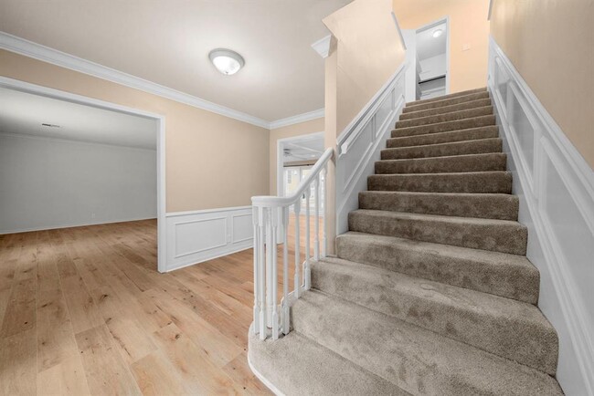 Building Photo - 527 Briar Knoll Dr
