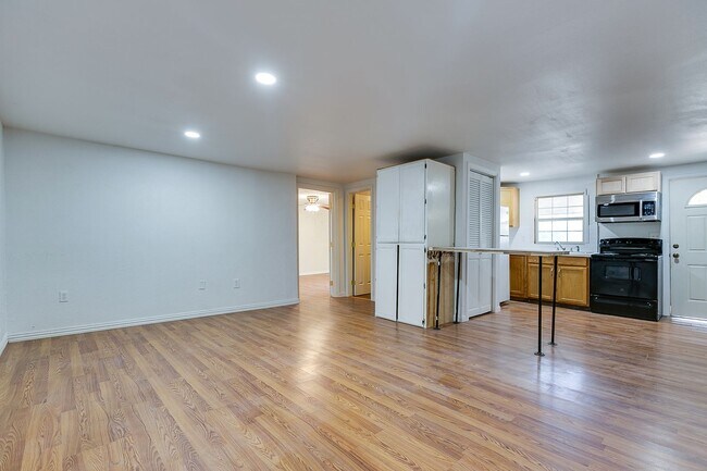 Building Photo - 2-Bedroom Home Ideal For Roommates!!