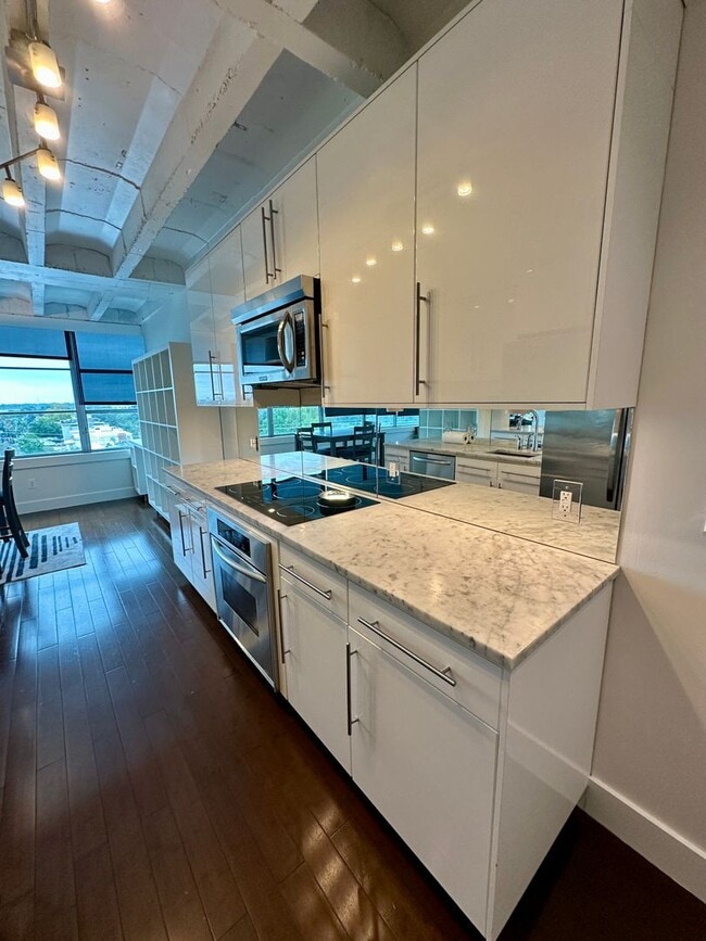 Building Photo - 102 E Liberty