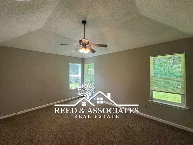 Building Photo - Olive Branch Home Located in Quiet Cove!