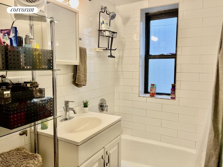 Building Photo - 200 E 28th St