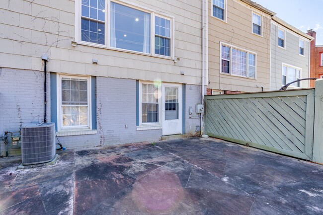 Building Photo - 7913 Central Park Cir
