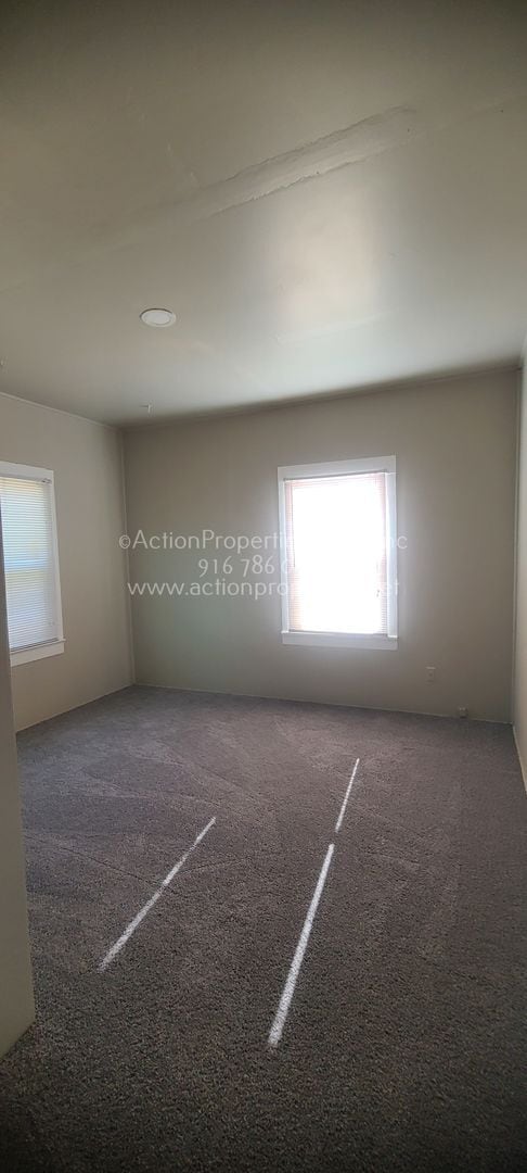 Building Photo - Updated 2 Bedroom 1 Bathroom, New Paint an...