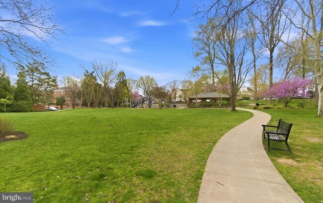 Building Photo - 6806 Melrose Dr