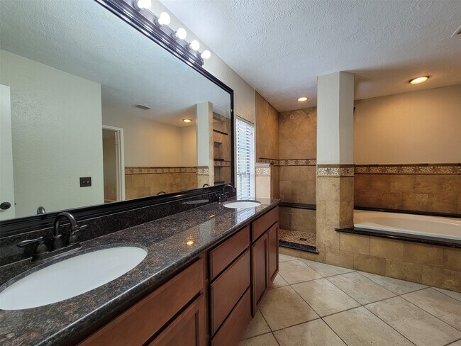 Building Photo - 17207 Meadow Heights Dr