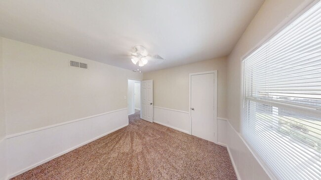 Building Photo - 3 bed 1.5 bath house + Studio Apt