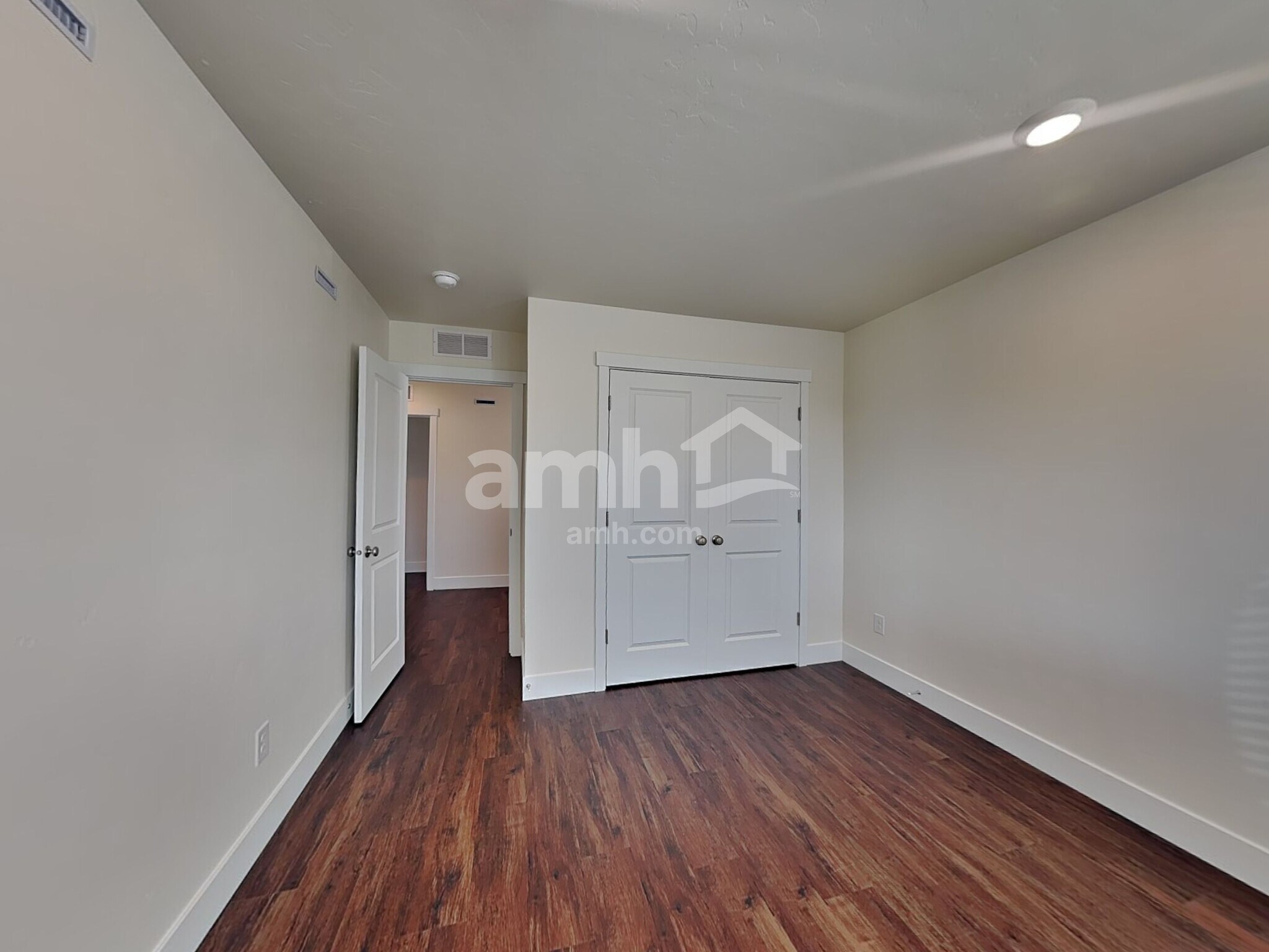 Building Photo - 1372 E Ludlow Dr