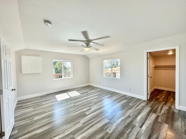 Building Photo - Wonderful & Freshly Remodeled, Spacious Si...