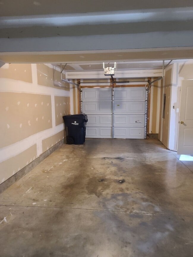 Building Photo - 3 Bedroom 2 1/2 bath townhouse in Waynesbo...