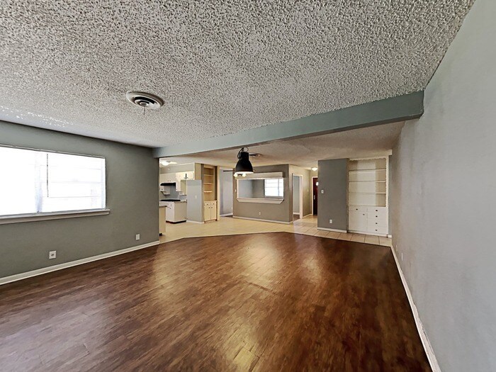 Building Photo - 6420 Scottsdale Dr