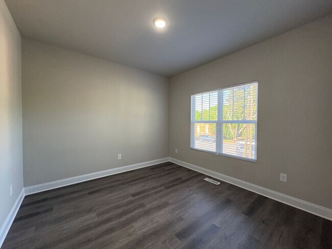 Building Photo - 2 Bedroom, 2 Bathroom in Winston-Salem!