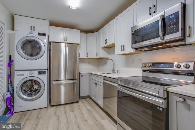 Building Photo - 203 Yoakum Pkwy