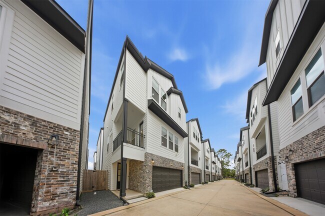 Building Photo - 714 W Donovan St