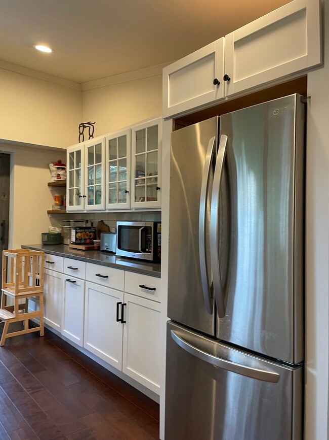 Building Photo - 1721 N High Point Rd