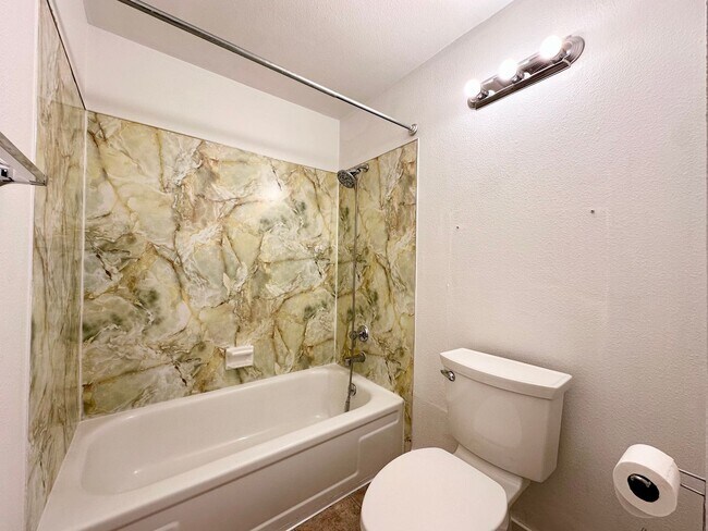 Building Photo - Single Family Home in Beaverton, OR 6 Beds 3 Baths w/ Double Car Garage!