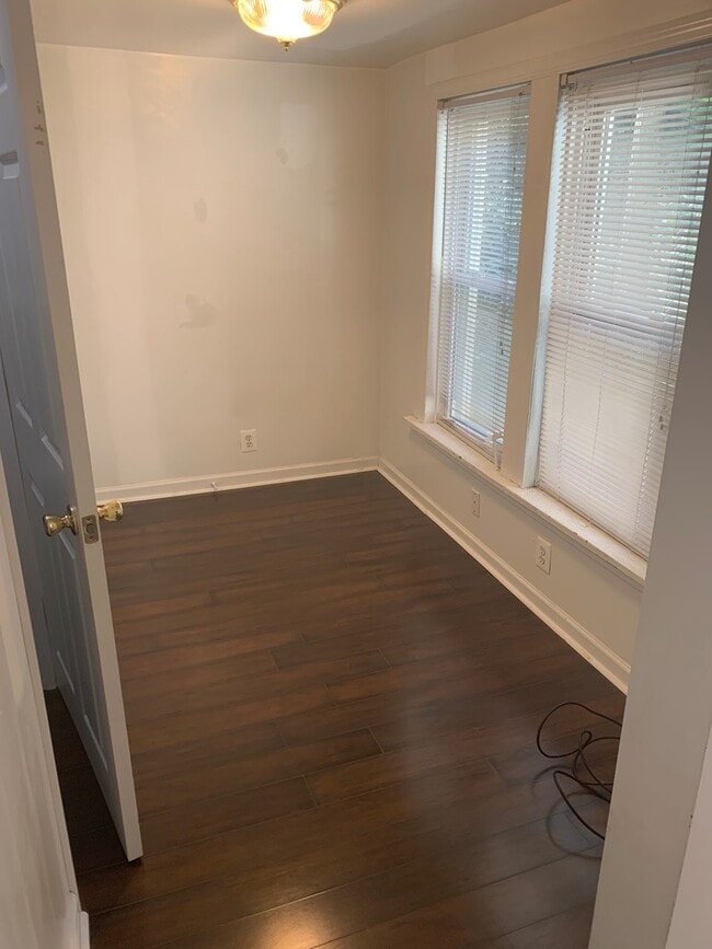 Building Photo - Two Bedroom/1.5 Bath in the Heart of Mt. W...