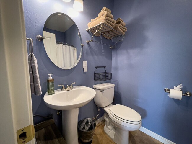 Building Photo - Willow Run Studio: Light, Bright, nice gar...