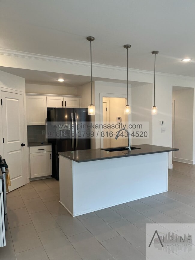 Building Photo - Beautiful Parkville Town Home Coming Soon!