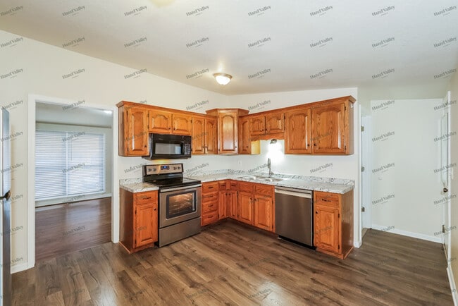 Building Photo - 318 Holiday Dr