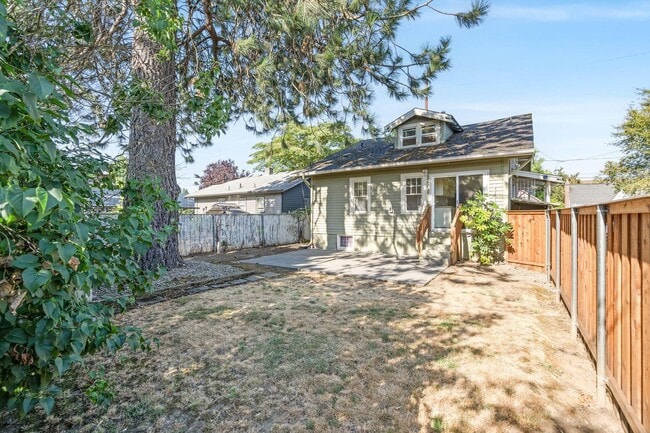 Building Photo - Cute 3-bdrm/2-bath vintage home—Nice fence...