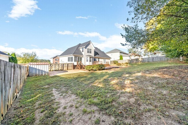 Building Photo - Pet Friendly Three Bedroom with Bonus!