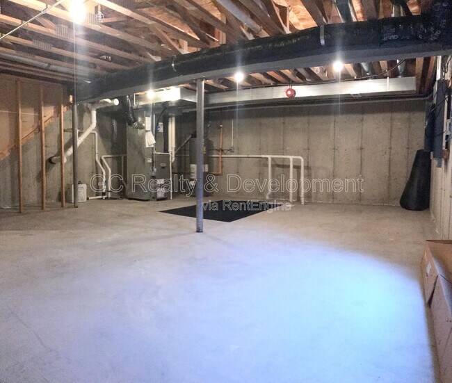 Building Photo - 922 Kings Canyon Dr