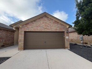 Building Photo - LUXURY 3/2 Duplex in Seguin- BRAND NEW FLOORING!!!