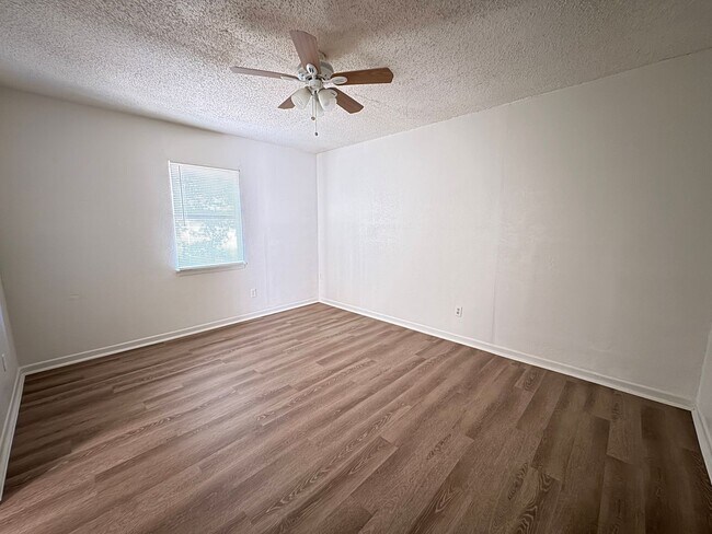 Building Photo - 306 W Valley Rd