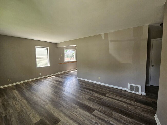 Building Photo - Charming 3-Bedroom Home with Private Yard ...