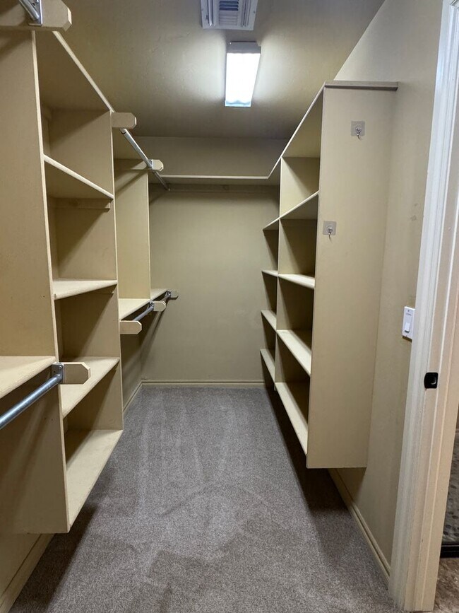 Building Photo - 7904 SW Powell Ct