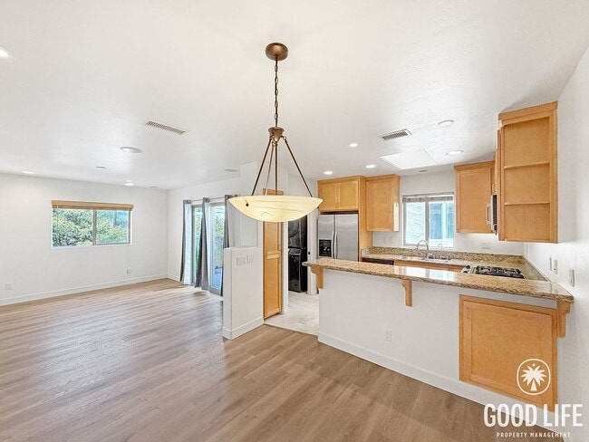 Building Photo - Stunning 3BD/3BA W/ A/C, Attached Garage, and In-Unit Laundry in Pacific Beach!
