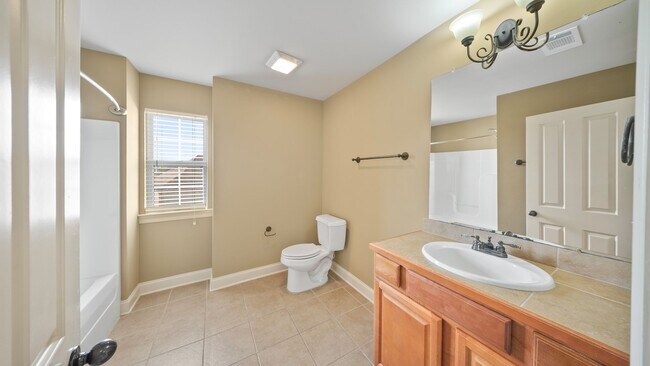 Building Photo - 3 Bedroom home with a Bonus area! Sits on ...