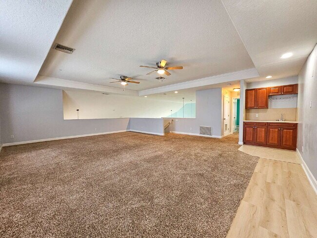 Building Photo - Waterfront Pool Home in Desirable Sunset Lakes