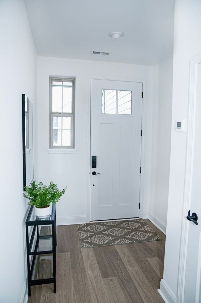 Building Photo - Modern Townhome for Rent!