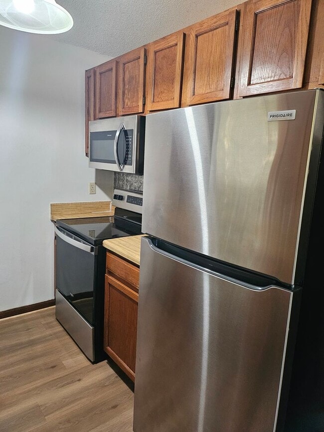 Building Photo - $1150 - 2/2 -Jefferson Square - Updated Unit!