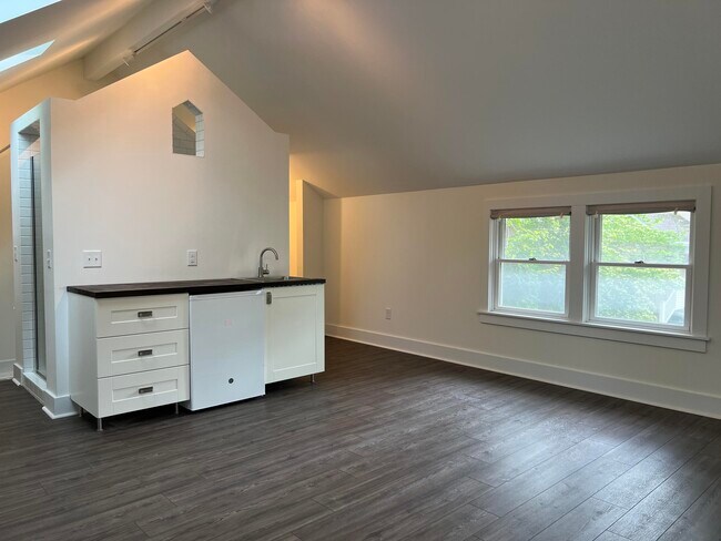 Building Photo - 310 2nd St