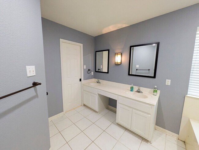 Building Photo - 7647 Rosewood Dr