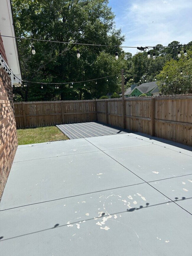 Building Photo - Forest Ridge off Middleground Road